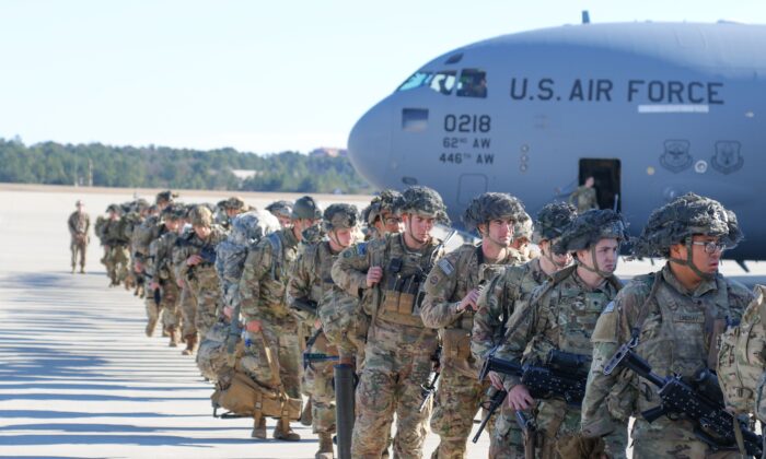 Paracaidistas del Ejército de los EE. UU. De la 82 División Aerotransportada, desplegados desde el aeródromo Pope Army, Carolina del Norte, en dirección al área del Comando Central de los EE. UU. En respuesta a los eventos en Irak, el 1 de enero de 2020. (Capt. Robyn Haake/U.S. Army/AFP via Getty Images) 