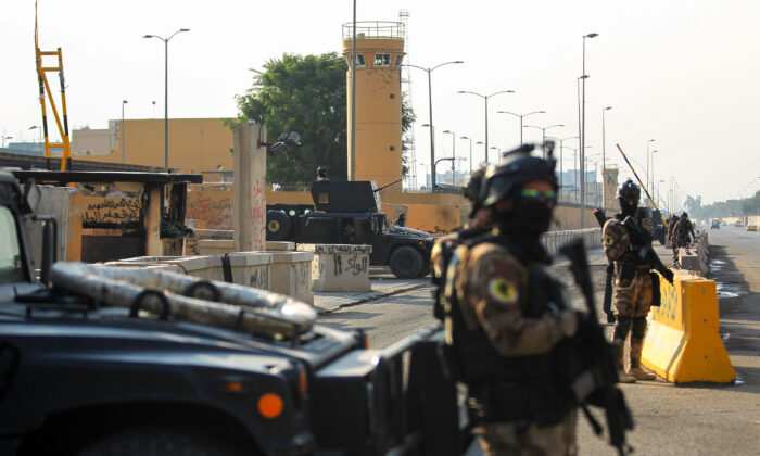 Las fuerzas antiterroristas iraquíes hacen guardia frente a la embajada de Estados Unidos en la capital, Bagdad, el 2 de enero de 2020. (Ahmad Al-Rubaye/AFP vía Getty Images)