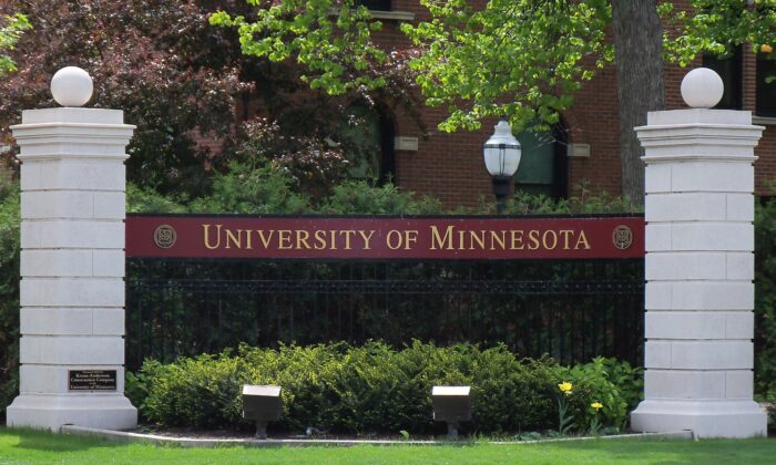 Señal de entrada en la esquina noroeste de la Universidad de Minnesota en Minneapolis, Minnesota, Estados Unidos. (AlexiusHoratius / CC-BY-3.0 / Wikimedia Commons)