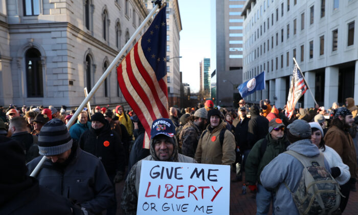 Activistas de derechos de armas participan en una manifestación en Richmond, Virginia, el 20 de enero de 2020. (Samira Bouaou / The Epoch Times)