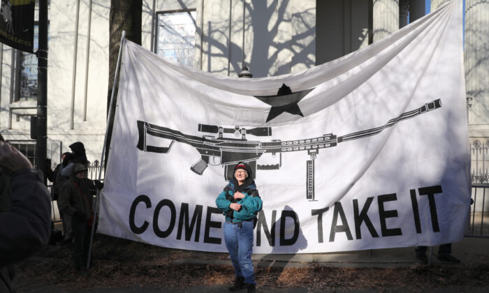 Activistas por los derechos de armas de fuego participan en una manifestación en Richmond, Virginia, el 20 de enero de 2020. (Samira Bouaou/The Epoch Times)