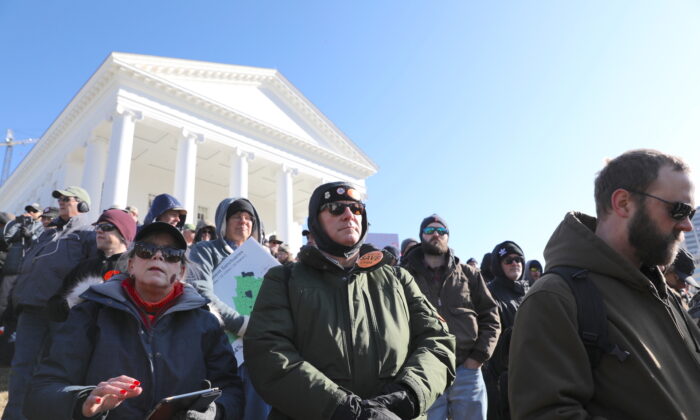 Activistas por los derechos de las armas de fuego participan en una manifestación en Richmond, Virginia, el 20 de enero de 2020. (Samira Bouaou/The Epoch Times)