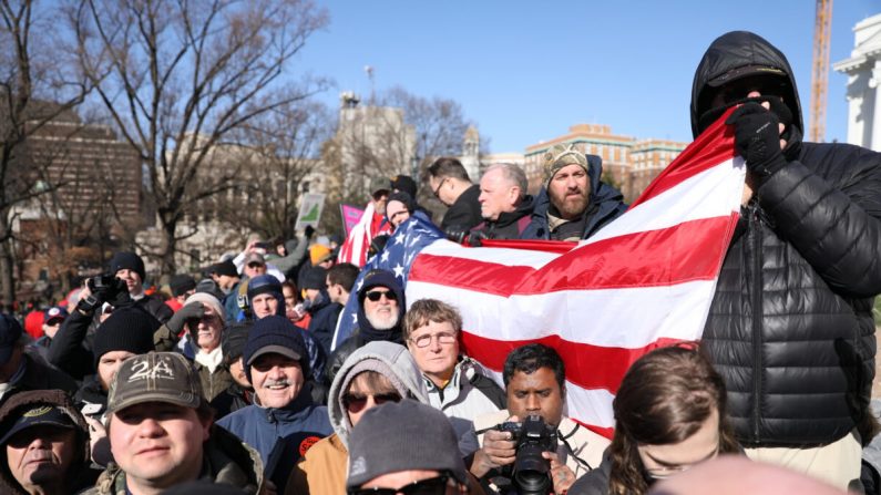 Activistas de derechos de armas participan en una manifestación en Richmond, Virginia, el 20 de enero de 2020. (Samira Bouaou / The Epoch Times)