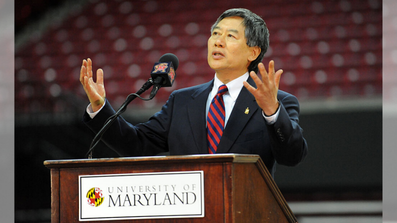 El Presidente de la Universidad de Maryland Wallace D. Loh habla durante el anuncio del retiro del entrenador de baloncesto Gary WIlliams el 6 de mayo de 2011 en el Comcast Center en College Park, Maryland. (Mitchell Layton/Getty Images)