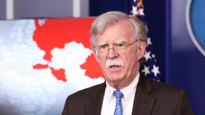 El exasesor de Seguridad Nacional John Bolton habla en una reunión informativa para la prensa en la Casa Blanca en Washington el 28 de enero de 2019. (Holly Kellum/NTD)