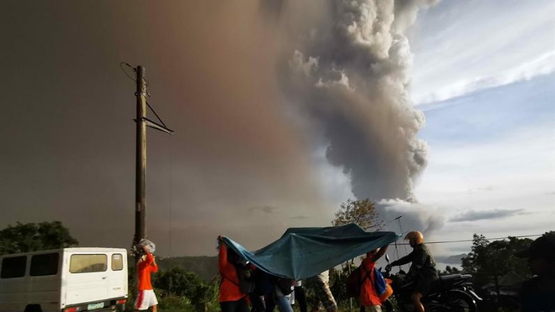 EInicioa de la erupción del volcán Taal en Filipinas el 12 de enero de 2020 (EFE/EPA/FRANCIS R. MALASIG)