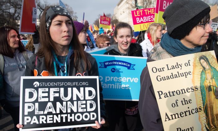 Activistas contra el aborto participan en la "Marcha por la vida" en los alrededores de la Corte Suprema de Estados Unidos en Washington el 18 de enero, 2019. (Saul Loeb/AFP/Getty Images) 