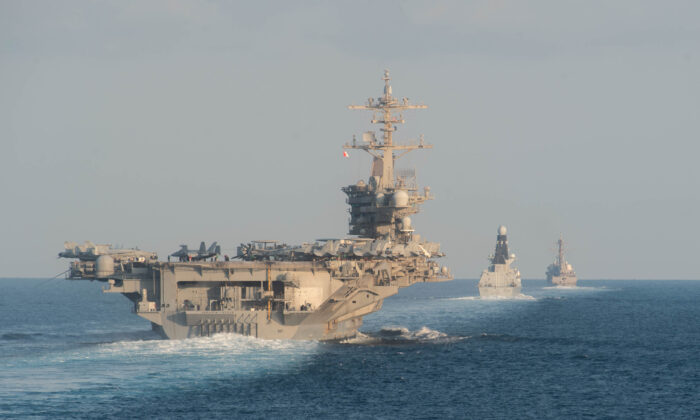 En esta foto entregada por la Marina de los EE. UU., el portaviones USS Abraham Lincoln (CVN 72), a la izquierda, el destructor de la defensa aérea de la Royal Navy HMS Defender (D 36) y el destructor de misiles guiados USS Farragut (DDG 99) transitan por el Estrecho de Ormuz el 19 de noviembre de 2019. (Zachary Pearson- US Navy vía Getty Images)