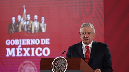 INE ordena a AMLO poner mensaje en conferencias matutinas de no intromisión en temas electorales