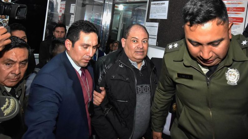 El exministro boliviano Carlos Romero (c), que tuvo un gran peso en el Gobierno de Evo Morales, ingresa el 14 de enero de 2020 a la Fiscalía con custodia policial para declarar dentro de un caso de supuesta corrupción, tras salir de un hospital en La Paz (Bolivia). EFE/ Stringer