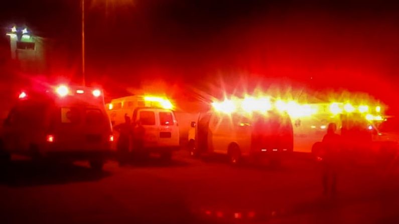 Ambulancias y carros de bomberos atienden un incendio, este jueves en una zona de extracción popular de Cagua. 24/01/2020. (EFE-EPA/MIGUEL GUTIERREZ)