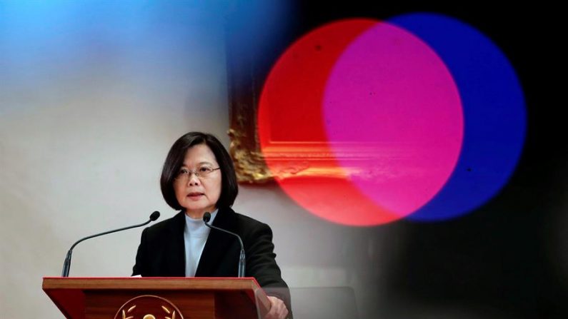 La presidenta taiwanesa, Tsai Ing-wen, defende el 1 de enero de 2020 en un discurso de año nuevo la reciente aprobación de una ley que tiene como objetivo impedir la infiltración de China en las elecciones presidenciales que se celebrarán el próximo 11 de enero en la isla. (EFE/EPA/RITCHIE B. TONGO)