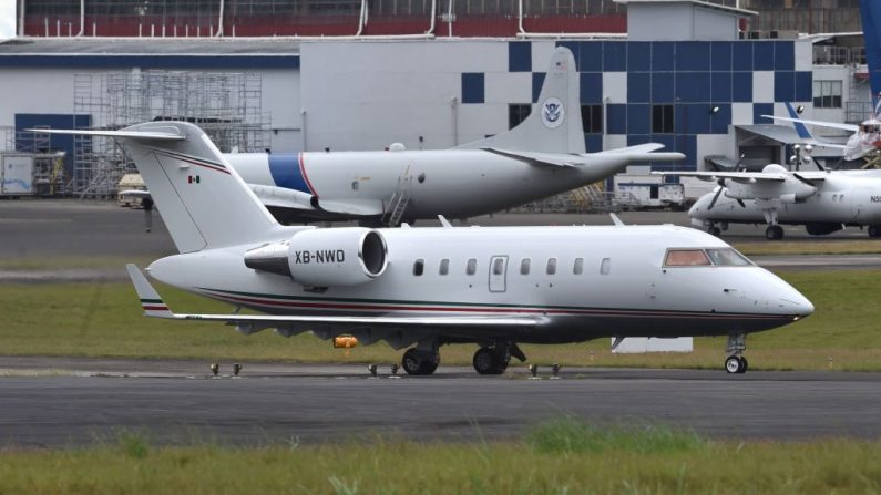 Foto de archivo del avión gubernamental despachado por México durante una extradición,  en el aeropuerto internacional de Tocumen de la ciudad de Panamá el 4 de enero de 2018. (RODRIGO ARANGUA/AFP a través de Getty Images)

