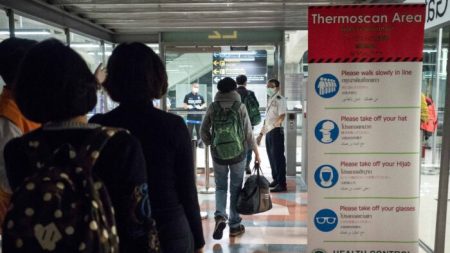 Tres aeropuertos de EE.UU. examinarán pasajeros para detectar virus de neumonía de China