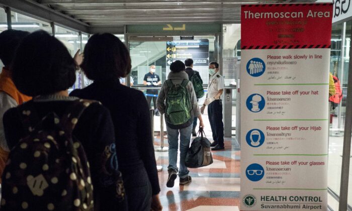 Funcionarios de Salud Pública realizan escaneos térmicos a los pasajeros que llegan desde Wuhan, China, al aeropuerto de Suvarnabumi en Bangkok, Tailandia, el 8 de enero de 2020. (Lauren DeCicca/Getty Images)