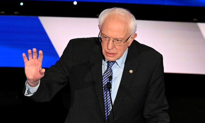 El senador Bernie Sanders (I-Vt.) durante el séptimo debate primario demócrata de la temporada de campaña presidencial, el 14 de enero de 2020. (Robyn Beck / AFP a través de Getty Images)