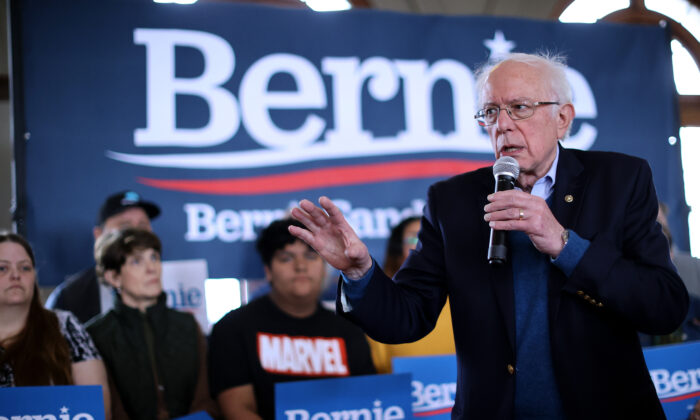 El candidato presidencial demócrata, el senador Bernie Sanders (I-Vt.), celebra un acto de campaña en La Poste, Perry (Iowa), el 26 de enero de 2020. (Chip Somodevilla/Getty Images)