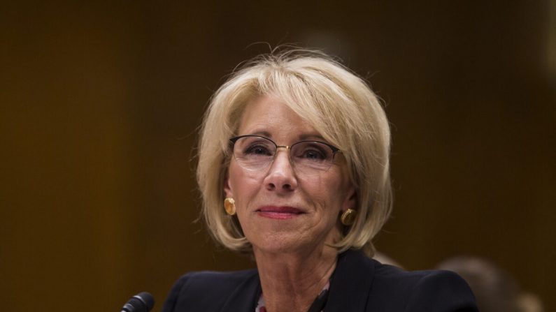 Betsy DeVos testifica durante un Comité del Senado que discute las estimaciones del presupuesto propuesto y la justificación para el año fiscal 2020 para el Departamento de Educación el 28 de marzo de 2019. (Zach Gibson/Getty Images)
