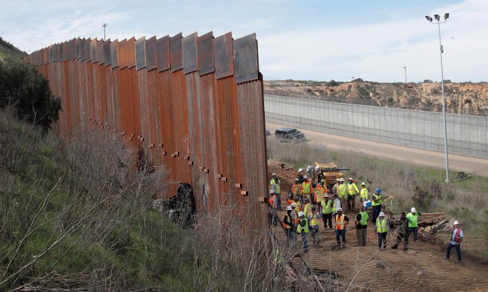 Una sección del muro fronterizo se construye en el lado estadounidense de la frontera en Tijuana, México, el 28 de enero de 2019. (Scott Olson/Getty Images)