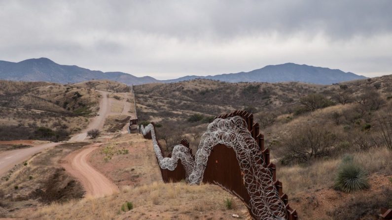 Una vista general de la valla fronteriza de los Estados Unidos, cubierta de alambre de concertina, que separa a los Estados Unidos y México, en las afueras de Nogales, Arizona, el 9 de febrero de 2019. (Ariana Drehsler/AFP/Getty Images)