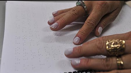 No Brasil, o Inep utiliza o braile para incluir alunos cegos no Enem