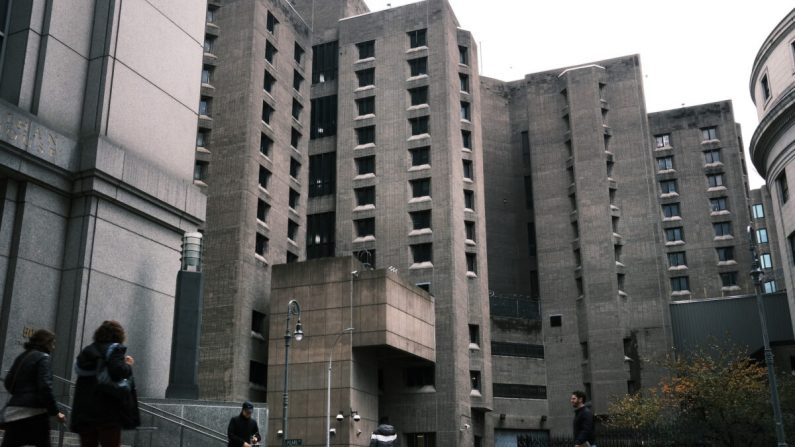 El Centro Correccional Metropolitano, operado por la Oficina Federal de Prisiones, se encuentra en el bajo Manhattan en la ciudad de Nueva York el 19 de noviembre de 2019. (Spencer Platt/Getty Images)