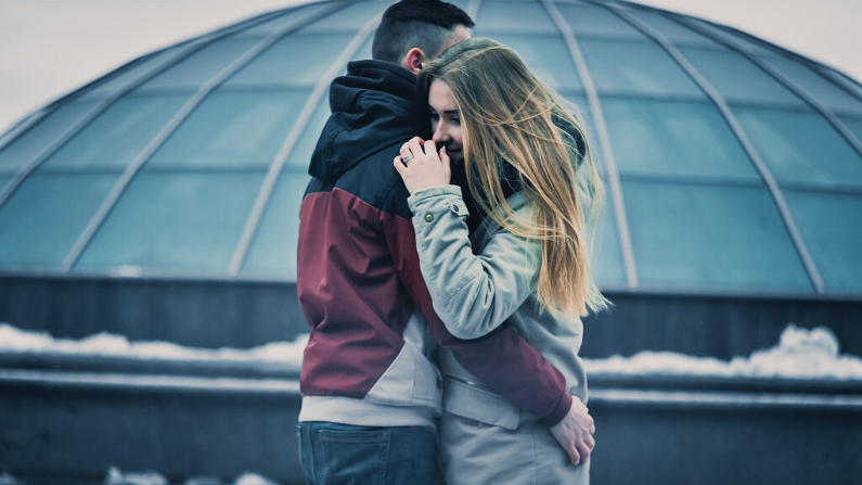 Abrazar a alguien o recibir un abrazo tiene mucho beneficios para nuestro organismo. (Free-Photos/Pixabay)