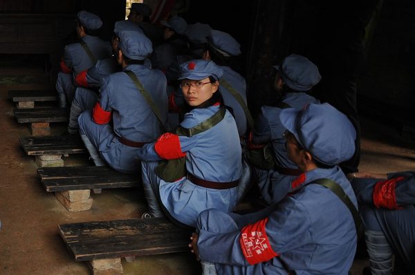 Foto tirada em 21 de setembro de 2012 mostra estudantes vestidos com uniformes do exército vermelho visitando lugares onde o ex-líder chinês Mao Zedong costumava ficar durante uma turnê educacional em Jinggangshan, no centro da China (PETER PARKS / AFP / GettyImages)