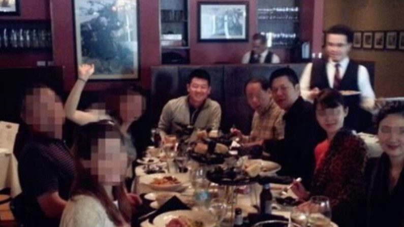 Michael P. Xu (centro) participa de jantar com outros descendentes das "famílias vermelhas" da elite do PCC em um clube particular nos Estados Unidos (Fornecido ao Epoch Times pelo entrevistado）