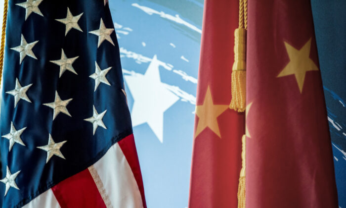 Las banderas nacionales de China y Estados Unidos durante un evento promocional en Beijing, el 30 de junio de 2017. (Fred Dufour/AFP vía Getty Images)