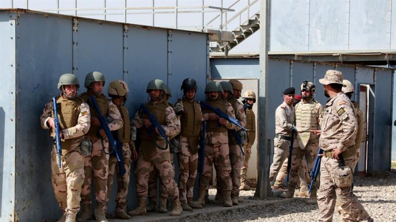 soldados iraquianos receberam treinamento militar por tropas espanholas na base militar de Besmaya, 65 quilômetros ao sul de Bagdá (Iraque), em março 2018 (EFE / Jalil Ahmed / Arquivo)