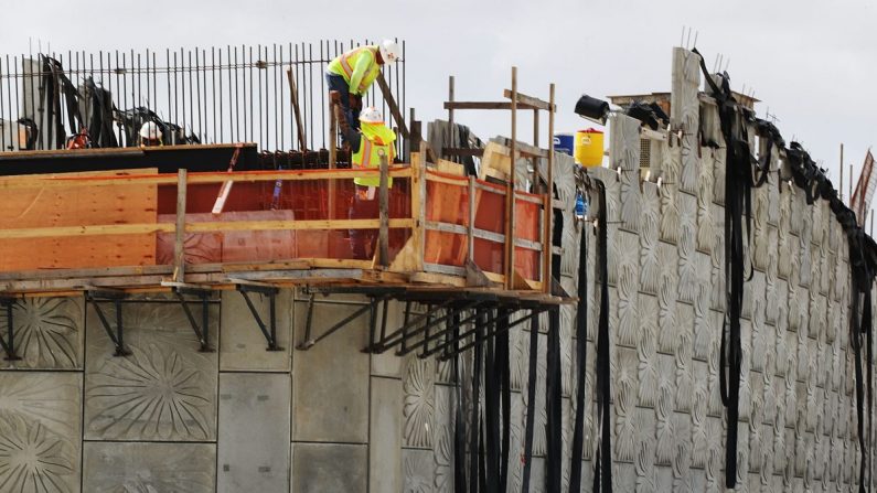 Trabajadores de la construcción construyen a lo largo de la Carretera Estatal 836 en Miami, Florida, el 12 de febrero de 2018. (Joe Raedle/Getty Images)
