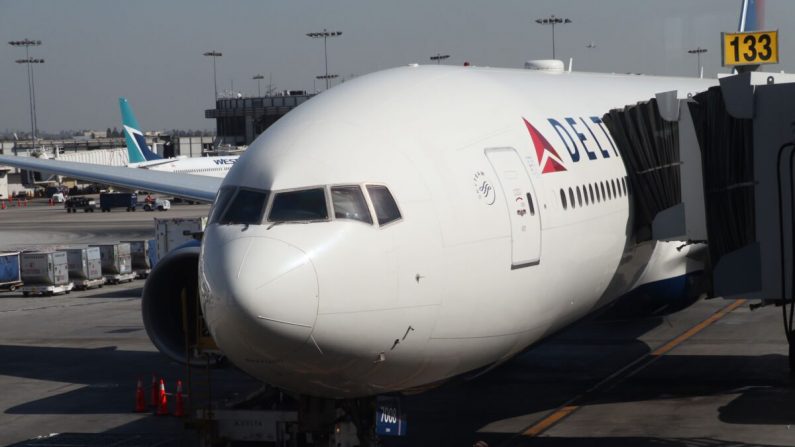 Un avión de Delta Air Lines se encuentra en la pista del Aeropuerto Internacional de Los Ángeles (LAX), en Los Ángeles, el 29 de octubre de 2019. (Daniel Slim/AFP vía Getty Images)