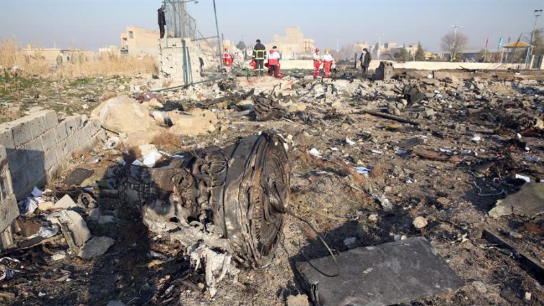 Um dos motores do avião está entre os destroços, depois que um Boeing 737-800 da Ukraine International Airlines, transportando 176 pessoas, caiu perto do Aeroporto Imam Khomeini, em Teerã, matando todos a bordo, em Shahriar, no Irã, em 8 de janeiro de 2020 (EFE / Abedin Taherkenareh)