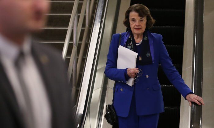 Senadora Dianne Feinstein (D-Calif.) desciende por una escalera mecánica en el Capitolio de los EE.UU. después de que el juicio del impeachment del Senado se aplazara en Washington el 28 de enero de 2020. (Mario Tama/Getty Images)
