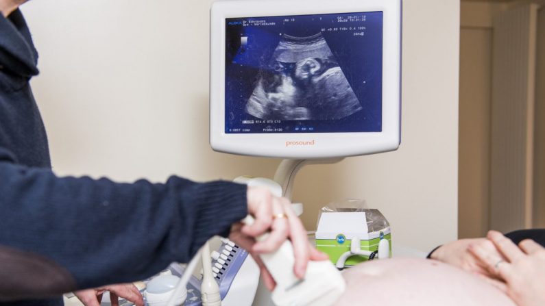 En la foto de la ilustración, un médico realiza un ultrasonido a una mujer embarazada durante su visita al ginecólogo. (Jennifer Jacobs/AFP/Getty Images)