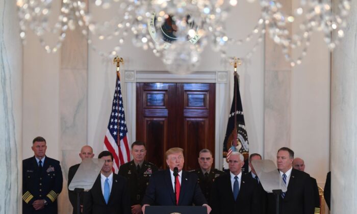 El presidente Donald Trump habla sobre la situación con Irán en el Gran Vestíbulo de la Casa Blanca en Washington el 8 de enero de 2020. (Saul Loeb/AFP vía Getty Images)