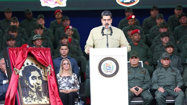 Fotografía cedida por la oficina de prensa de Miraflores que muestra al presidente de Venezuela, Nicolás Maduro, durante una ceremonia con las Fuerzas Armadas, 28 de diciembre de 2019. (EFE/Cortesía Palacio de Miraflores)