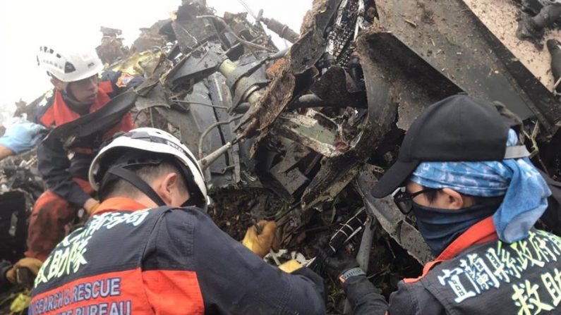 Una foto puesta a disposición por el Departamento de Bomberos del Condado de Yilan muestra a los rescatadores en el lugar del accidente de un helicóptero militar en las montañas a las afueras de Taipei, Tawian, el 02 de enero de 2020. (EFE/EPA/CONDADO DE YILAN BUREAU DE INCENDIOS)