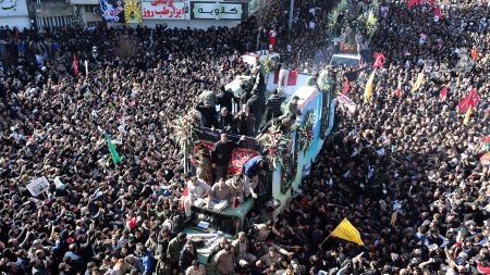 Una estampida causa más de 50 muertos durante el funeral de Soleimaní en Irán