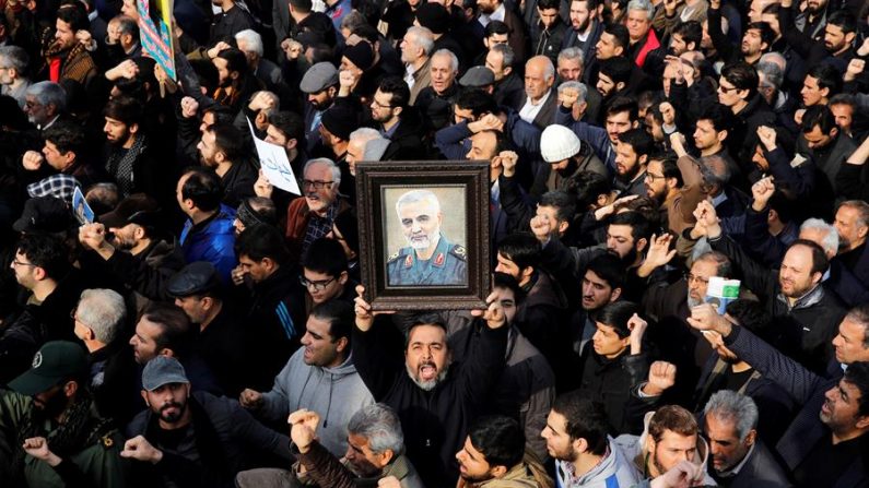 Un manifestante alza un retrato del difunto comandante de la Fuerza Quds de los Guardianes de la Revolución de Irán, Qasem Soleimaní, durante una protesta multitudinaria contra EE.UU., en Teherán (Irán) el 3 de enero de 2020. EFE/Abedin Taherkenareh