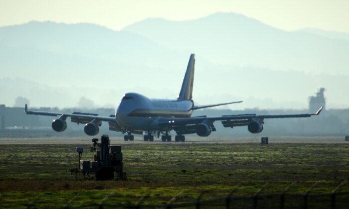 Un avión aterriza en la Base de la Reserva Aérea March en Riverside, California, con estadounidenses evacuados de Wuhan, China, el 29 de enero de 2020. (Matt Hartman / AFP a través de Getty Images)