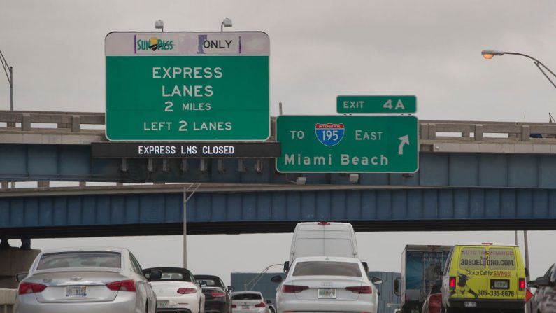 Vehículos en la Interestatal 95, el 24 de mayo de 2019 en Miami, Florida. ( Joe Raedle/Getty Images)