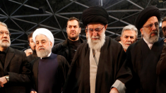 Khamenei llora durante el funeral de Soleimani mientras miles de personas se reúnen en Teherán