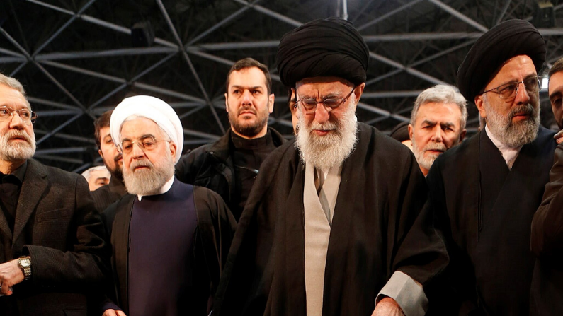 Una foto de la Oficina del Líder Supremo iraní muestra al Líder Supremo iraní, Ayatollah Ali Khamenei, orando ante los ataúdes del asesinado Cuerpo de Guardias Revolucionarios de Irán (IRGC), el teniente general y comandante de la Fuerza Quds, Qasem Soleimani, mientras el Presidente iraní Hassan Rouhani  y otros altos funcionarios asisten a la ceremonia fúnebre en Teherán, Irán, el 6 de enero de 2020. Soleimani fue asesinado en un ataque aéreo estadounidense el 3 de enero de 2020 en Bagdad, Irak. (Bagdad, Teherán) EFE/EPA/Oficina del líder Supremo de Irán