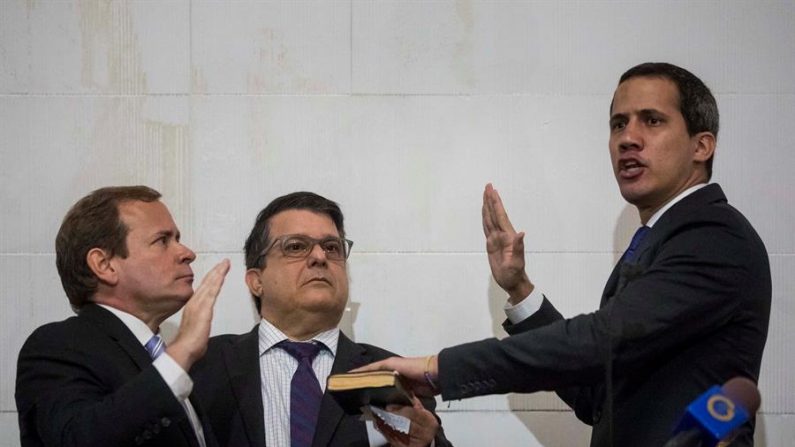 O líder da oposição Juan Guaidó (d) jura como o novo presidente do Parlamento durante uma sessão desta terça-feira, em Caracas (Venezuela) (EFE / Miguel Gutiérrez)