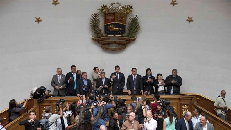 El líder de la oposición, Juan Guaidó (c-arriba) encabeza una sesión del Parlamento venezolano el 7 de enero de 2020 en Caracas, Venezuela. (EFE / Rayner Peña)
