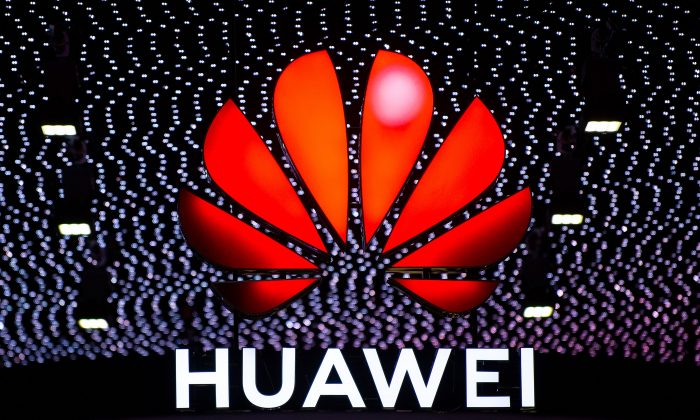 El logo de Huawei sobre el stand de la compañía en el GSMA Mobile World Congress en Barcelona, el 26 de febrero de 2019. (David Ramos/Getty Images)