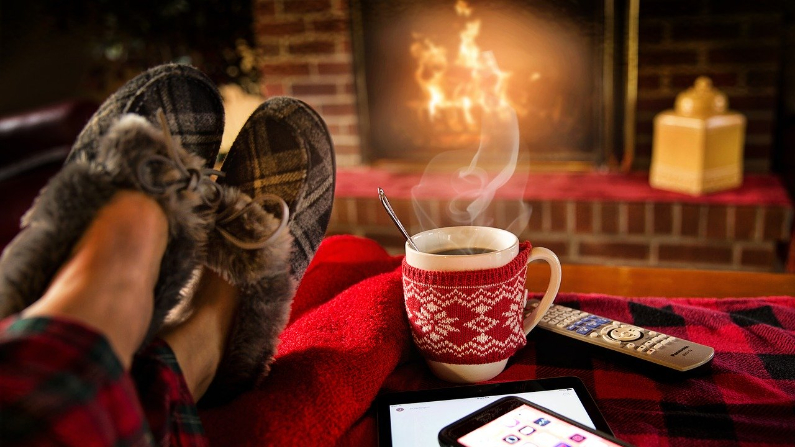 En invierno, tendemos a querer quedarnos más en casa, refugiarnos junto al fuego, tomar un té y reponernos. (JillWellington /Pixabay)