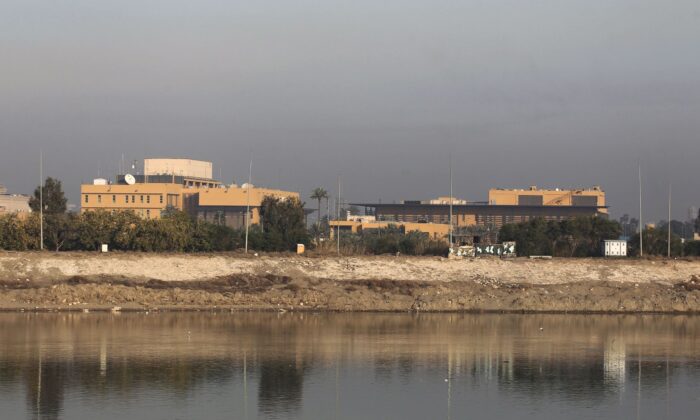 Una vista general muestra la embajada de EE. UU. al otro lado del río Tigris en la capital de Iraq, Bagdad, el 3 de enero de 2020. (AHMAD AL-RUBAYE / AFP a través de Getty Images)